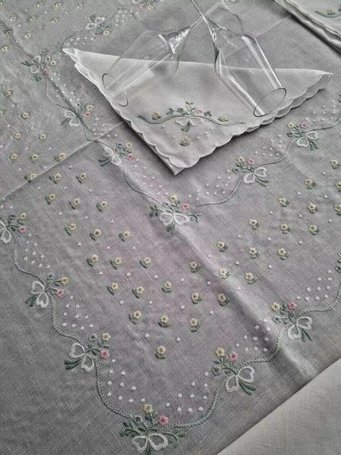 Ricchissima Tovaglia x12 in puro lino con ricamo interamente, Antiek en Kunst, Antiek | Meubels | Tafels
