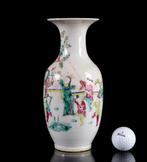 Een Chinese famille rose Dames en jongens balustervaas -