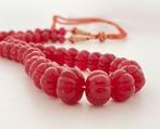 49 perles en quartz rubis, faites à la main, en provenance