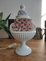 Lamp - glanzende witte keramiek - lamp met bloemenmotief, Antiek en Kunst