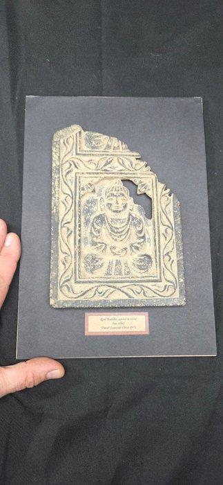 Curiosity cabinet - Real Buddha carved in stone bas-relief, Antiek en Kunst, Curiosa en Brocante
