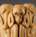 Fushina aardewerk lepelsteun (futaoki) met apen -