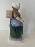 Bing & Grondahl - Figuur - Peasant Woman with Basket -, Antiek en Kunst