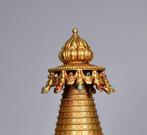 Een Nepalese handgemaakte vergulde stupa ingelegd met