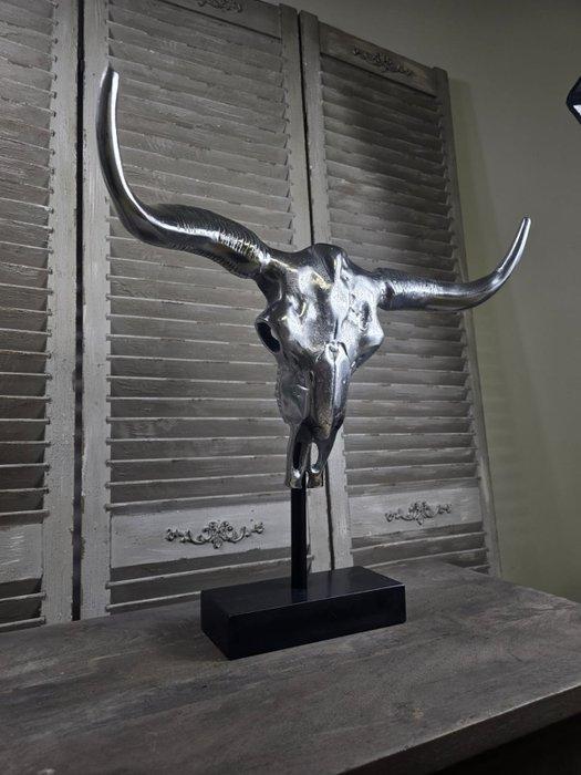 Beeldje, Long Horn Skull on Stand - 55 cm - Aluminium, Antiek en Kunst, Curiosa en Brocante