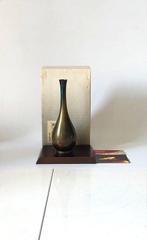 Vase, Un vase en bronze décoré de bleu (1) - Bronze - With, Antiek en Kunst