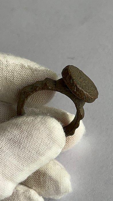 Item 092. Islamitisch Brons Ring - Middeleeuwen 10e–14e eeuw, Antiquités & Art, Antiquités | Autres Antiquités