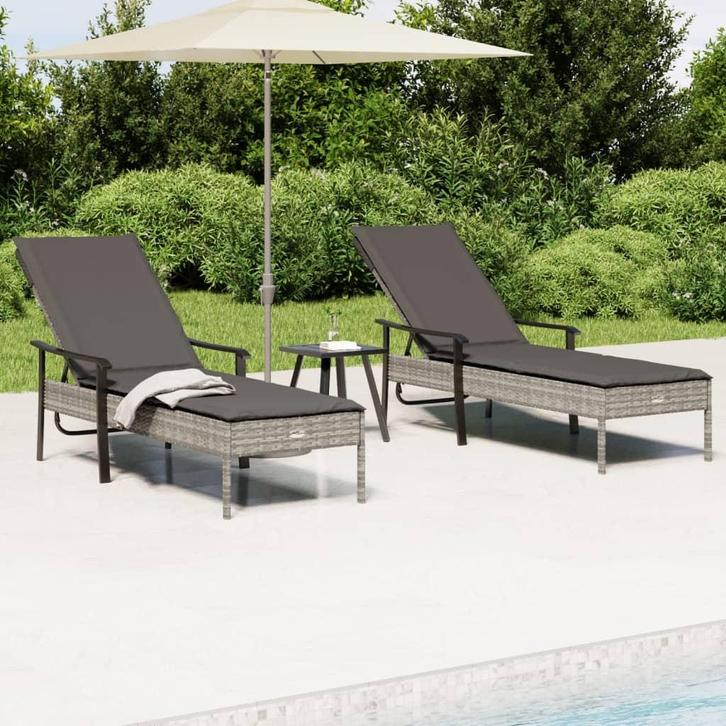 vidaXL Ligbedden 2 st met tafel en kussens poly rattan grijs, Jardin & Terrasse, Ensembles de jardin, Envoi