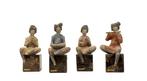 Terracotta Een set van vier beschilderde aardewerken figuren