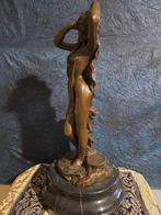 Aldo Vitaleh - sculptuur, Girl at the column - 55 cm - Brons, Antiek en Kunst