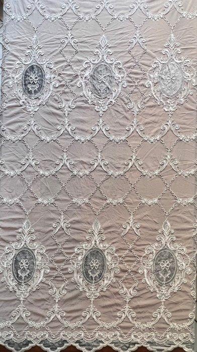 Weelderige tulle medaillons volledig met de hand geborduurd., Antiek en Kunst, Antiek | Tapijten, Tafelkleden en Textiel