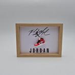 Lijst- Mini-sneaker AJ1 Air Jordan 1 Trophy Room ingelijst, Antiquités & Art