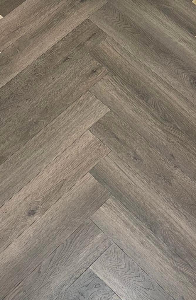 Waterproof Visgraat laminaat Eiken warm bruin 150x6000, Doe-het-zelf en Bouw, Vloerdelen en Plavuizen, Ophalen of Verzenden