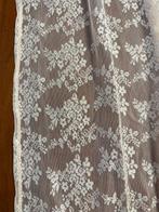 Tissu en tulle brodé entièrement à la main avec une broderie