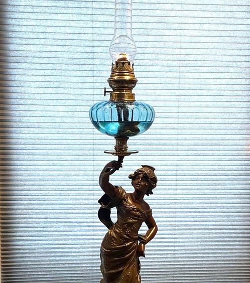 L&F Moreau, Groot Art Nouveau Sculptuur met olielamp. -, Antiek en Kunst, Kunst | Designobjecten