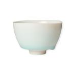 YAMANAKA TATSUJI: etherische celadon-witte sakebeker