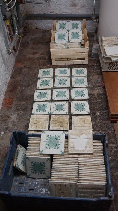 Art Nouveau Tegel (159) - Bloemmotief met elegante krullen, Antiek en Kunst, Antiek | Glaswerk en Kristal