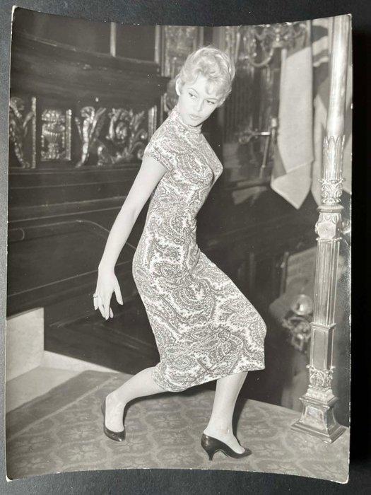 / - Brigitte Bardot – 2 Original Vintage Press Photos (1956), Collections, Cinéma & Télévision