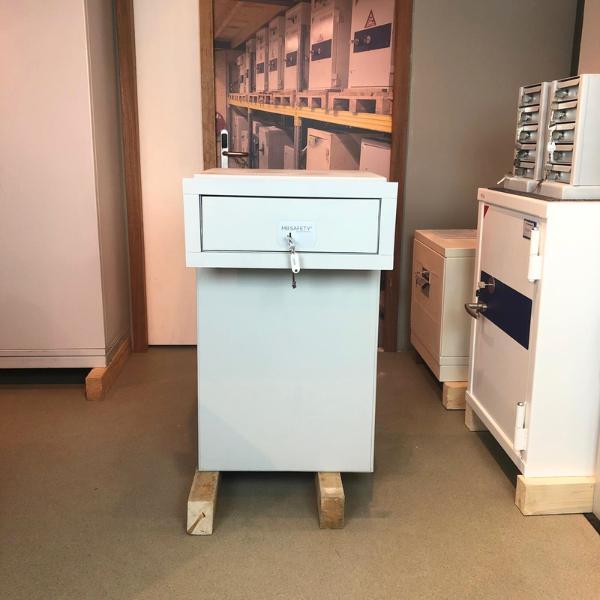 Tweedehands afstortkluis muurdoorvoer, Huis en Inrichting, Brandblussers en Brandkasten, Gebruikt, Verzenden