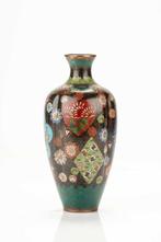 Vaas - Emaille, Een gelobd cloisonné-vaas bewerkt met, Antiek en Kunst