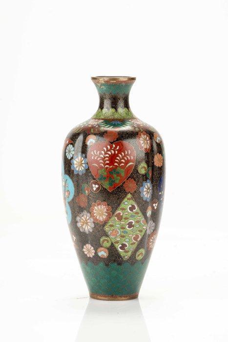Vaas - Emaille, Een gelobd cloisonné-vaas bewerkt met, Antiek en Kunst, Antiek | Overige Antiek