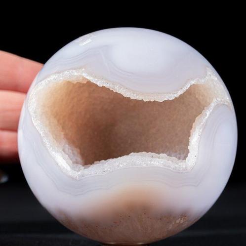 Exclusief - Natuurlijke Witte Agata met Kristal Geode Bol -, Verzamelen, Mineralen en Fossielen