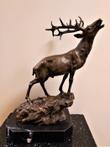 Sculpture - Large red deer on rock - 36 cm - 6 kg - Brons,