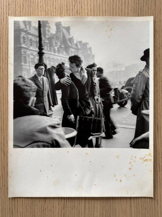 Robert Doisneau (1912–1994) - Le Baiser de lHôtel de Ville,, Antiek en Kunst, Kunst | Designobjecten