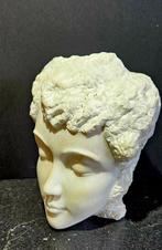 sculptuur, femme marbre de Carrare signée H.D. - 20 cm -