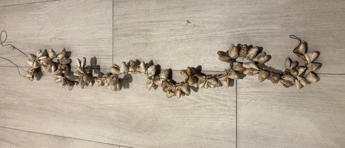 Muziekinstrument in de vorm van een gordel met belletjes en, Antiek en Kunst, Kunst | Niet-Westerse kunst