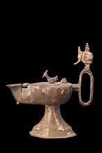 Seltsjoeks/Byzantijns Bronzen olielamp met vogelkruisbloem, Antiquités & Art