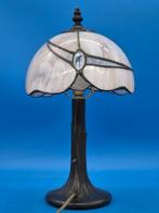 Tischlampe im Tiffany-Stil – Glas mit irisierendem Dekor –, Antiquités & Art