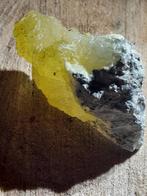 Very beautiful decorative cluster with mainly yellow brucite, Collections, Verzenden