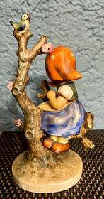 Goebel - Beeldje - Hummel beeldje meisje op boom met vogel -