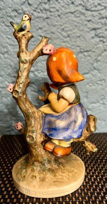 Goebel - Beeldje - Hummel beeldje meisje op boom met vogel -, Antiek en Kunst, Curiosa en Brocante