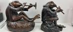 Statuette, Twee grote fluitende bronzen kikkers - 27 cm -