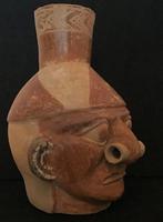 Moche portretvat van een man met een neusbuispiercing - Peru