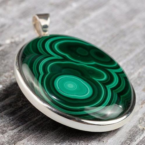 Zilveren hanger met malachiet cabochon – een juweel van, Verzamelen, Mineralen en Fossielen