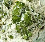 Prachtige Demantoïde-steen op asbest Kristallen op matrix -, Verzamelen, Mineralen en Fossielen