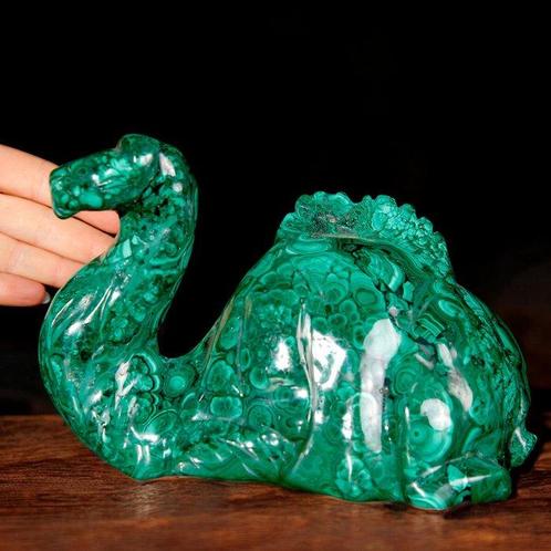 Malachiet sculptuur Natuurlijk malachietsculptuur – Kameel., Verzamelen, Mineralen en Fossielen