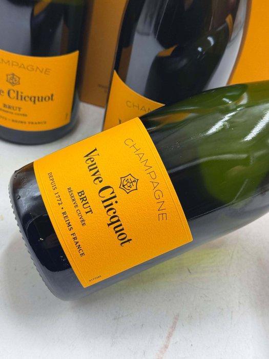Veuve Clicquot, Reserve cuvée - Champagne Brut - 3 Flessen, Verzamelen, Wijnen