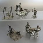 Schommel, wieg, vrouw, jager, hond etc. - Miniatuur figuur -, Antiek en Kunst