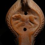 Laat-Romeins / Vroeg-Byzantijns Terracotta Olie-lamp met een