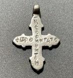 Byzantijns Zilver Elegante gevormde kruis met een inscriptie