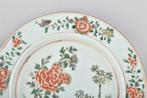 Bord - A CHINESE FAMILLE VERTE PLATE DECORATED WITH PEONIES