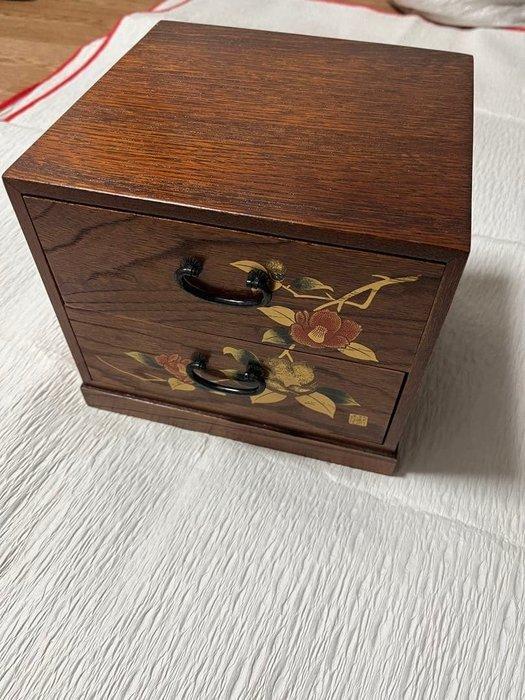 Houten ladekistje met camelia-bloemenpatroon - Hout - Japan, Antiek en Kunst, Antiek | Overige Antiek