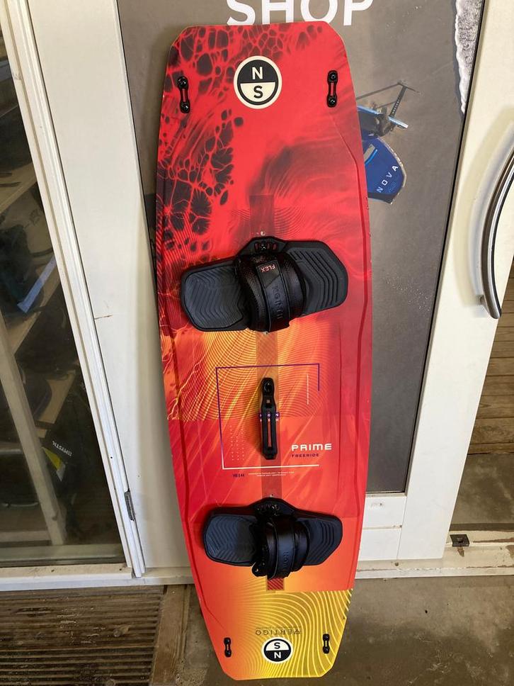 2025 North Prime TT Board 148x44cm Flex TT Bindings L/XL, Watersport en Boten, Kitesurfen, Binding, Gebruikt
