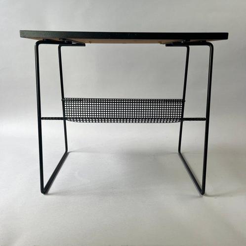 Bijzettafel - Hout, IJzer - Een zwart bijzettafel met, Antiek en Kunst, Kunst | Designobjecten