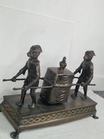 Beeld, Bronzen apen dragen een klein aapje - 21 cm - Brons