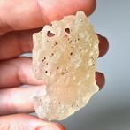 Avec 3 trous. Verre du désert libyen. Impact de météorite -